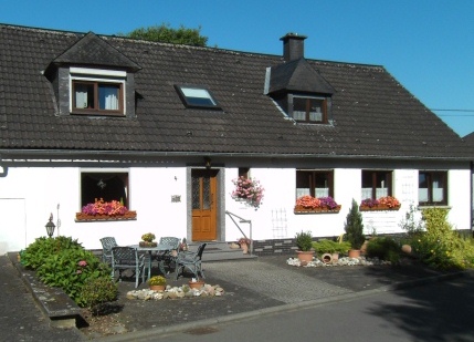 Die Ferienwohnung befindet sich im Erdgeschoss unseres Hauses rechts vom Eingang.